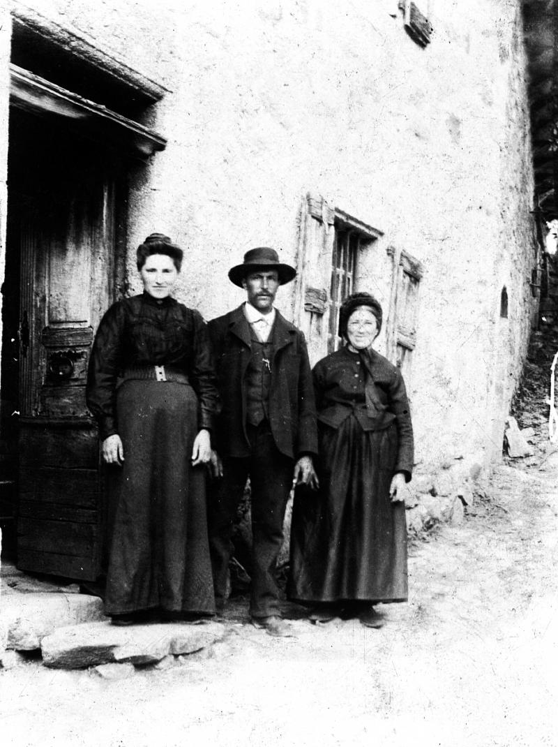  Famille Laporte devant porte d'entrée de maison (ostal), en Viadène (secteur de Saint-Amans des Cots) [La Maurélie de Campouriez ?] , vers 1927